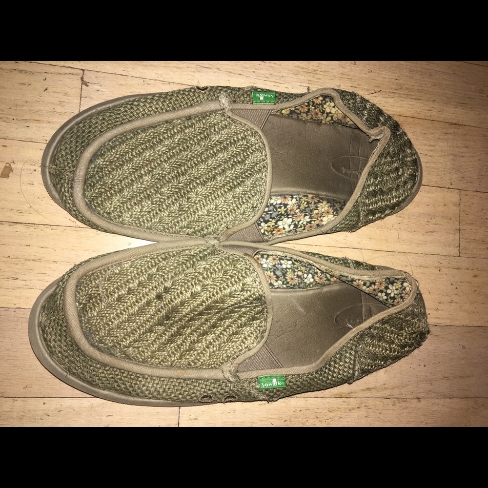 Green knitted sanuks